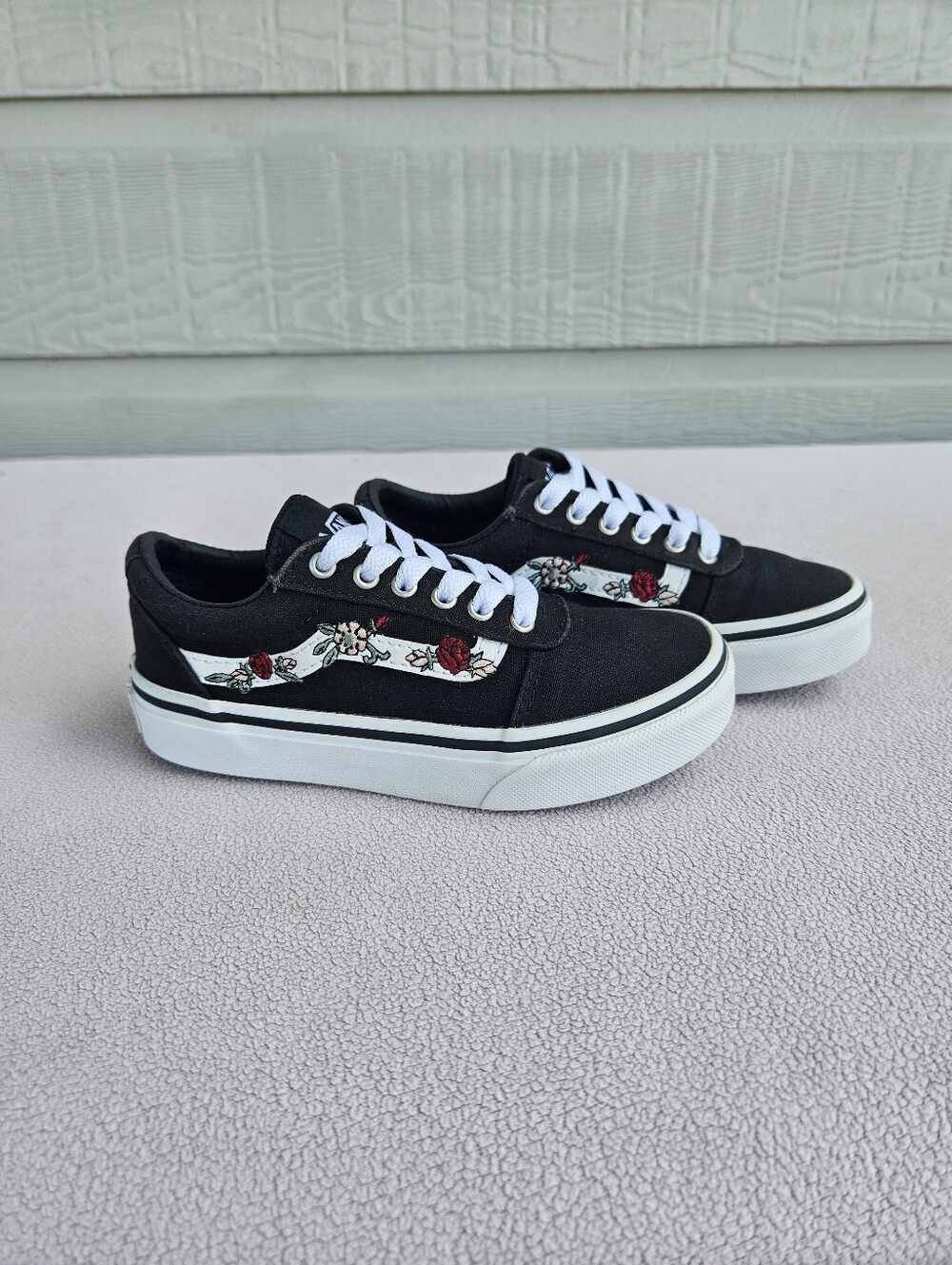 Vans Ward Child SZ 12 Missy Black Rose Floral Canvas Skate Shoe Sneakers 500714